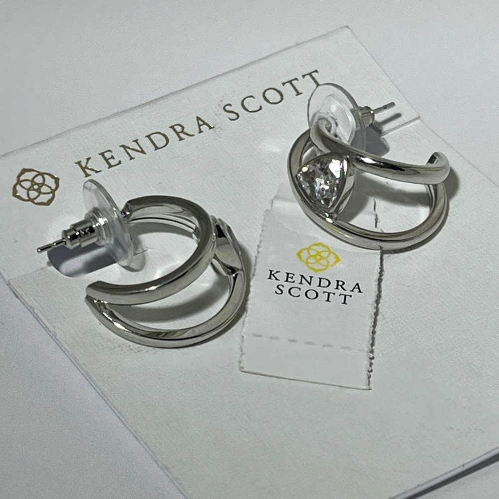 KENDRA SCOTT Arden Huggie Earrings